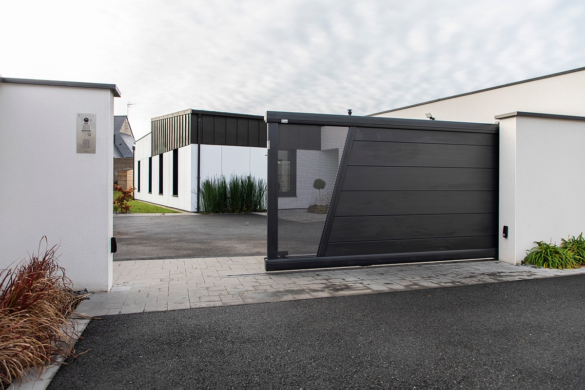 Portail coulissant alu gamme Signature modèle Corsiva 255 décor tôle perforée ronds - RAL2100