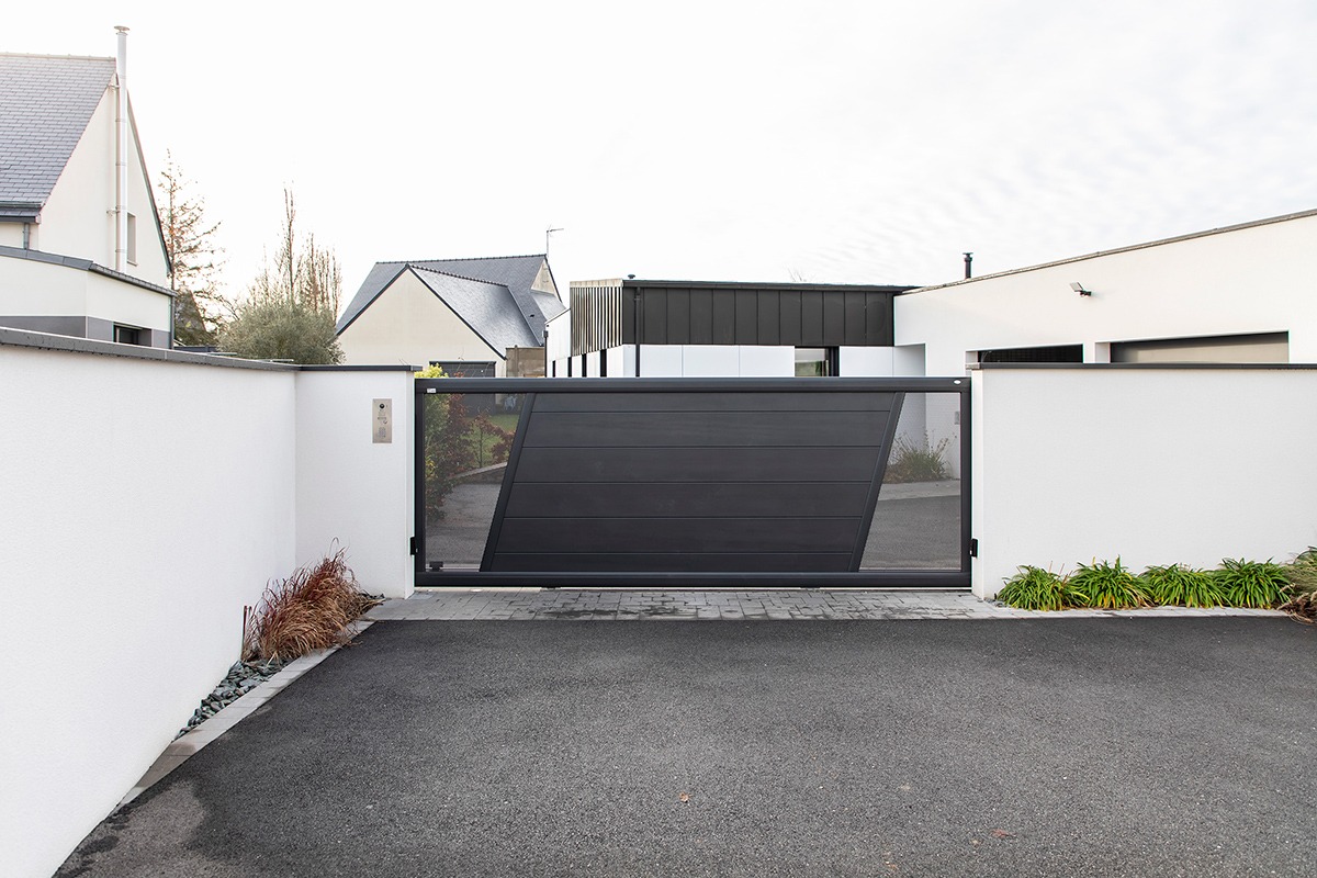 Portail coulissant alu gamme Signature modèle Corsiva 255 décor tôle perforée ronds - RAL2100