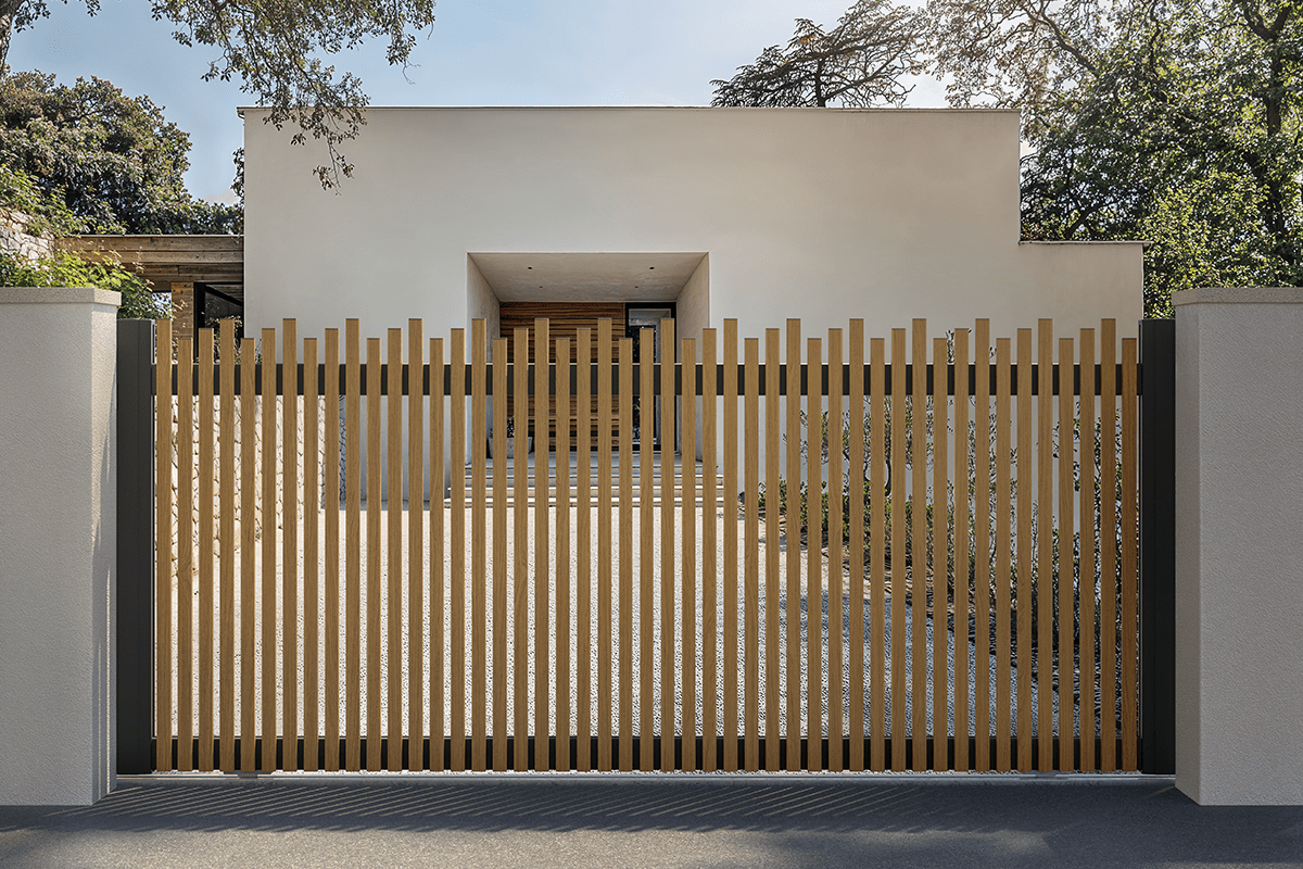 Portail coulissant alu gamme Graphic modèle Bora - RAL2100 chêne naturel