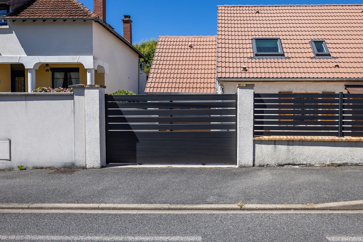Portail coulissant alu gamme Optimo modèle Hercule - RAL2100