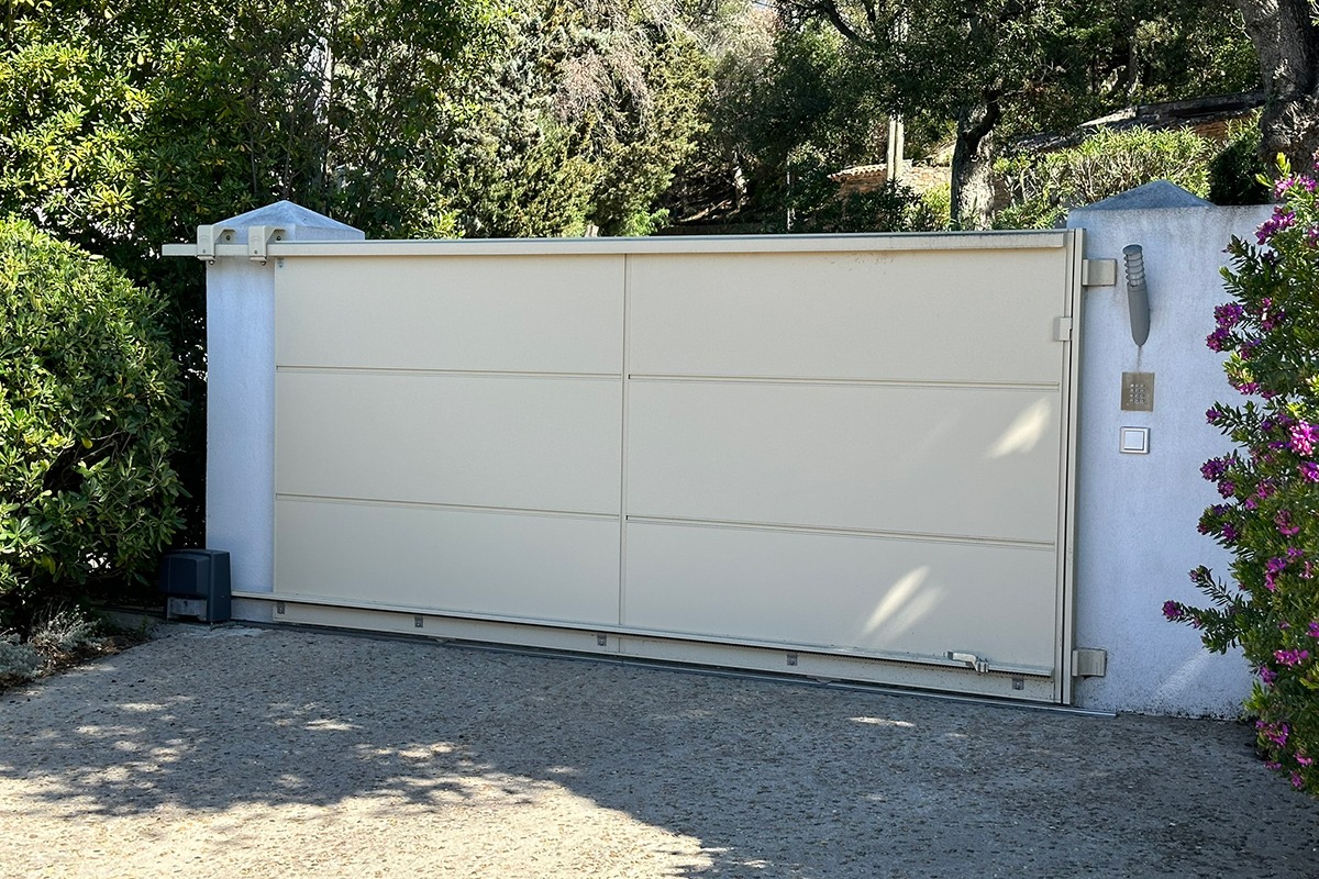 Portail coulissant alu gamme Quadra modèle C6 - RAL1015