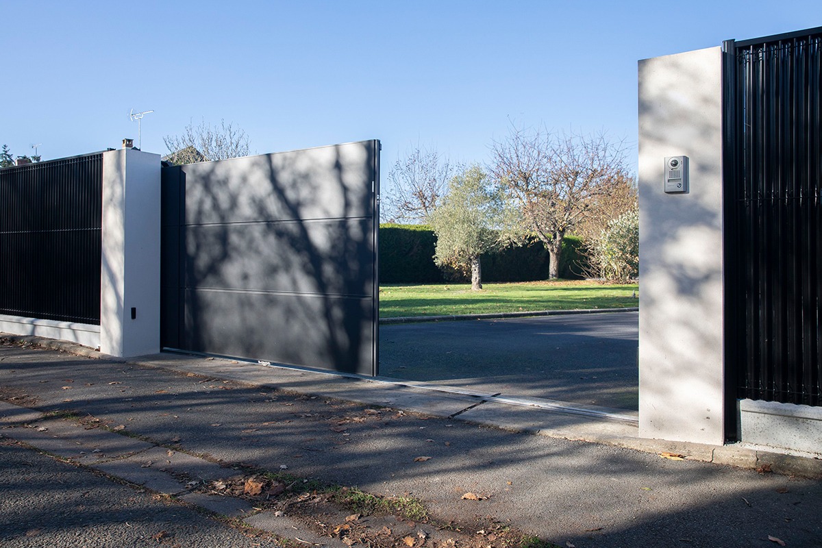 Portail coulissant alu gamme Quadra modèle C6 - RAL2100