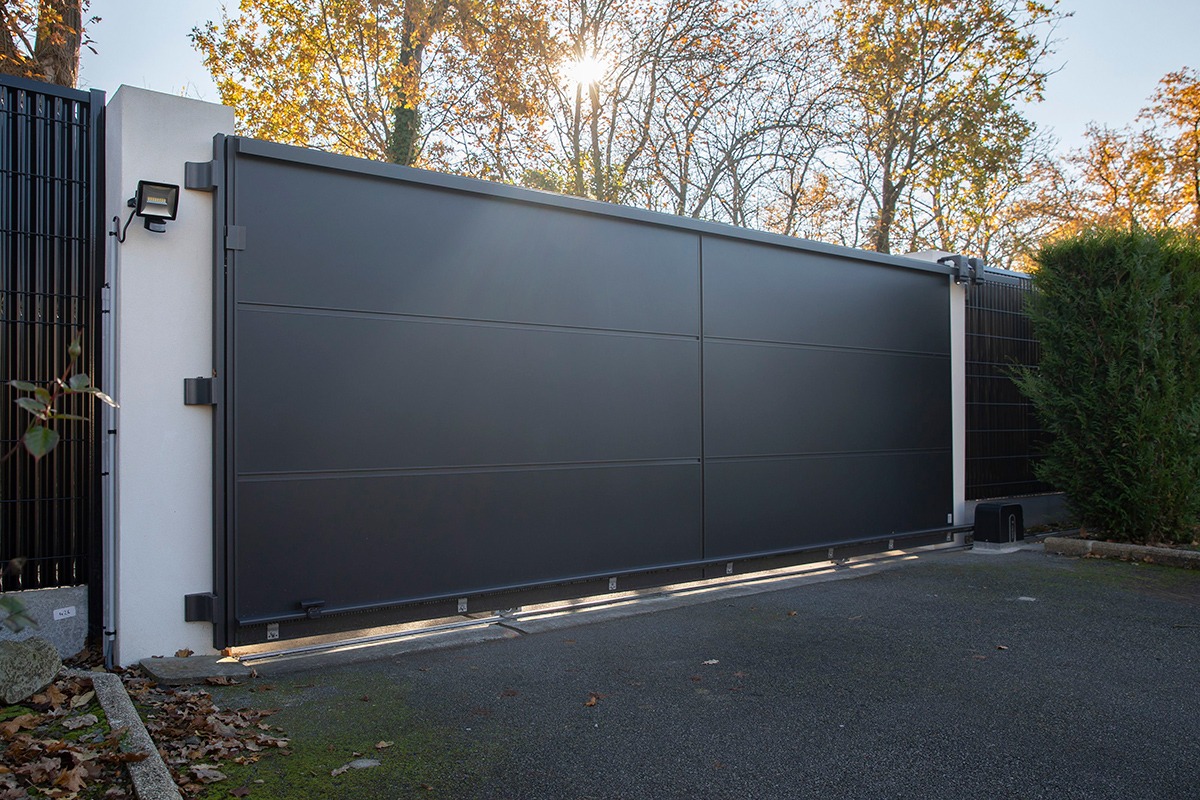 Portail coulissant alu gamme Quadra modèle C6 - RAL2100