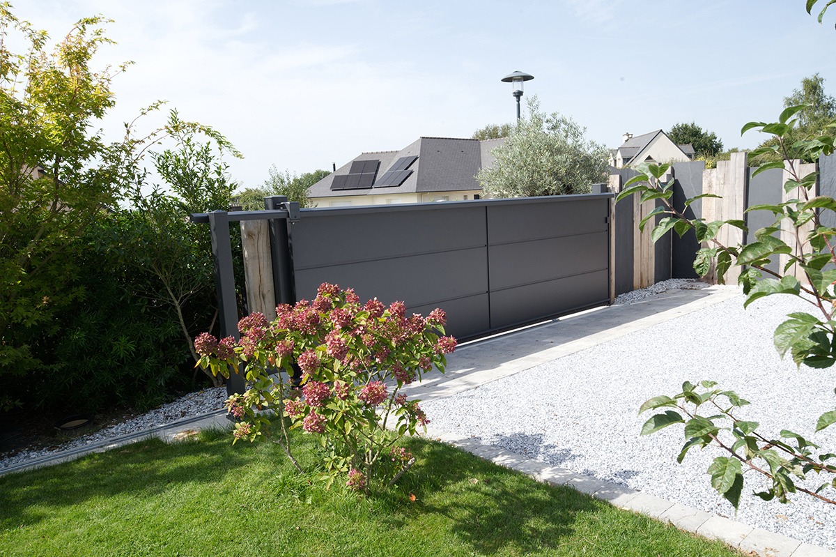 Portail coulissant alu gamme Quadra modèle C6 - RAL2100