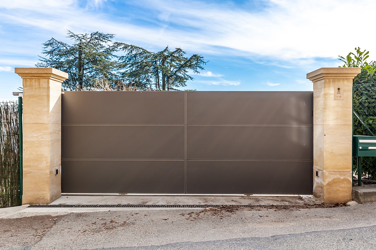 Portail coulissant alu gamme Quadra modèle C6 - RAL2900