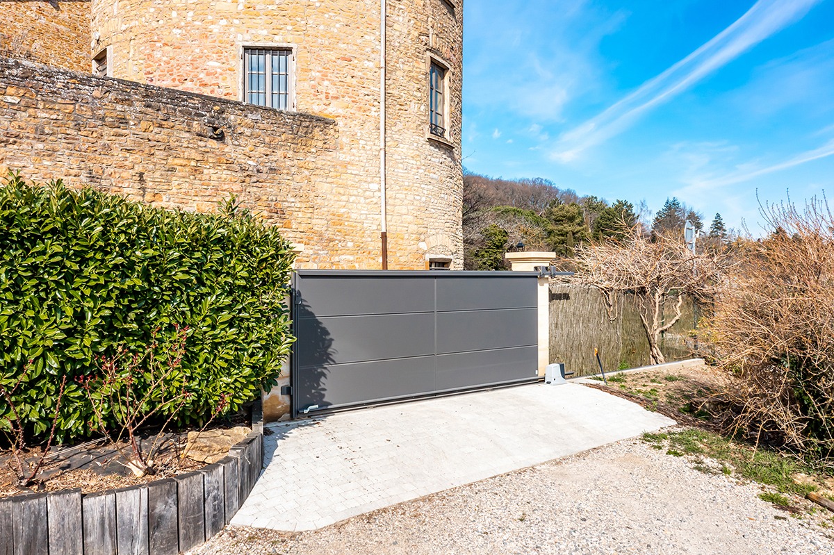 Portail coulissant alu gamme Quadra modèle C6 - RAL2900