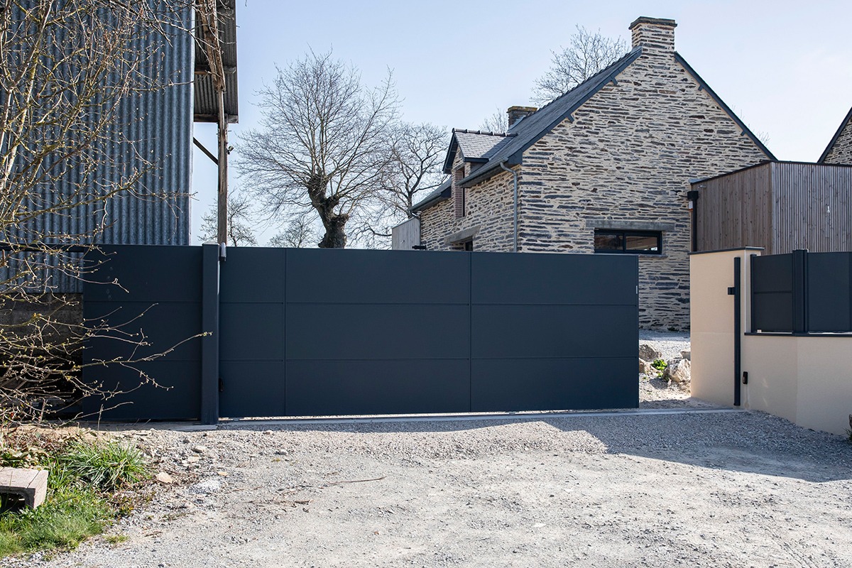 Portail coulissant alu gamme Quadra modèle C6 - RAL7016