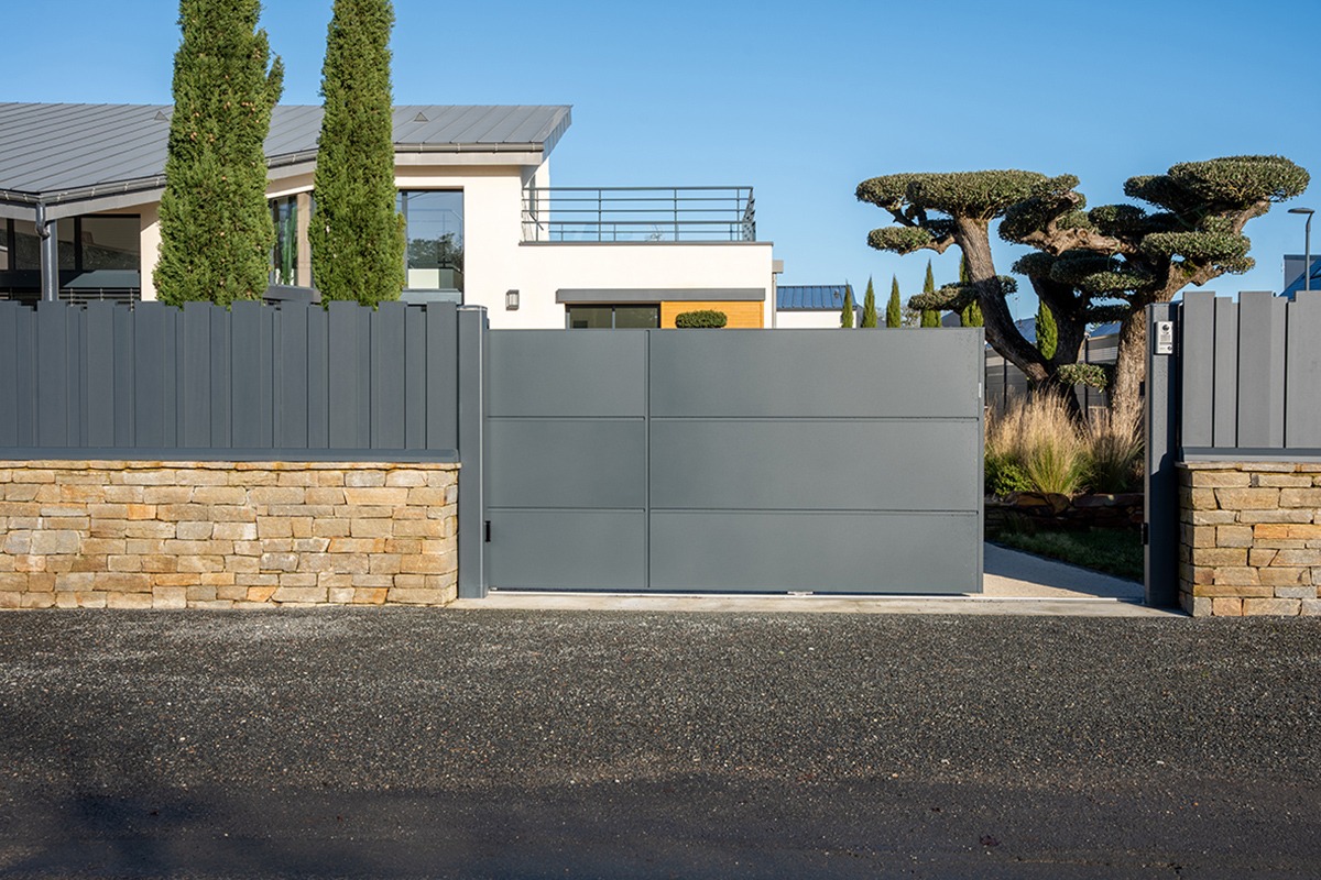 Portail coulissant alu gamme Quadra modèle C6 - RAL7016