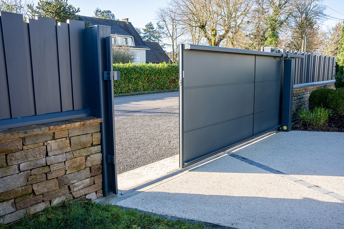 Portail coulissant alu gamme Quadra modèle C6 - RAL7016