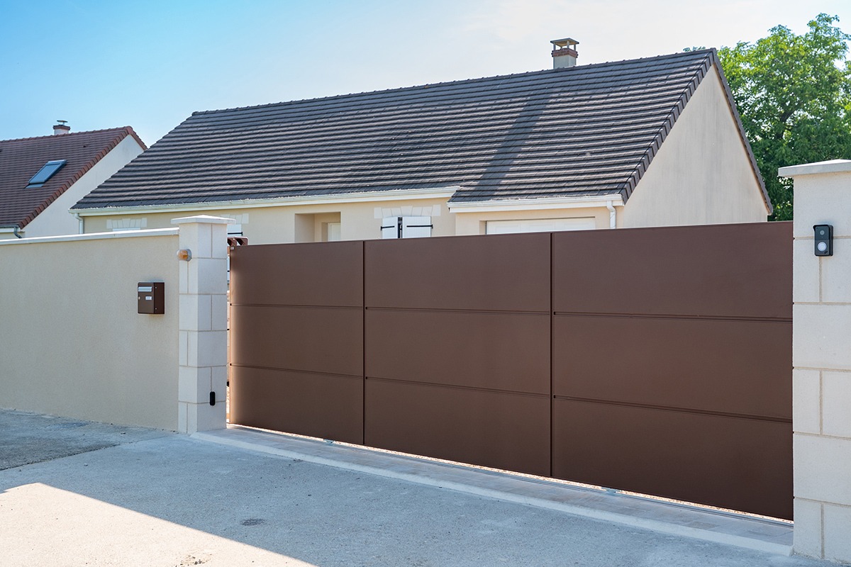 Portail coulissant alu gamme Quadra modèle C6 - Rouille Mars