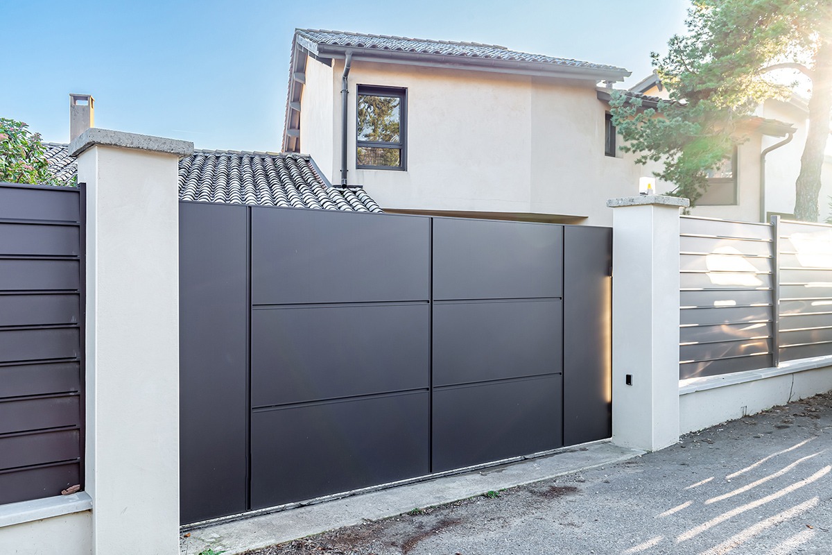 Portail coulissant alu gamme Quadra modèle C8 - RAL8019