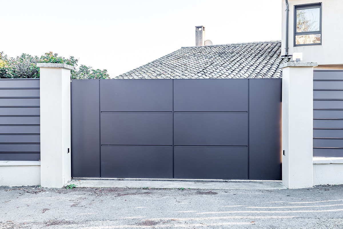 Portail coulissant alu gamme Quadra modèle C8 - RAL8019