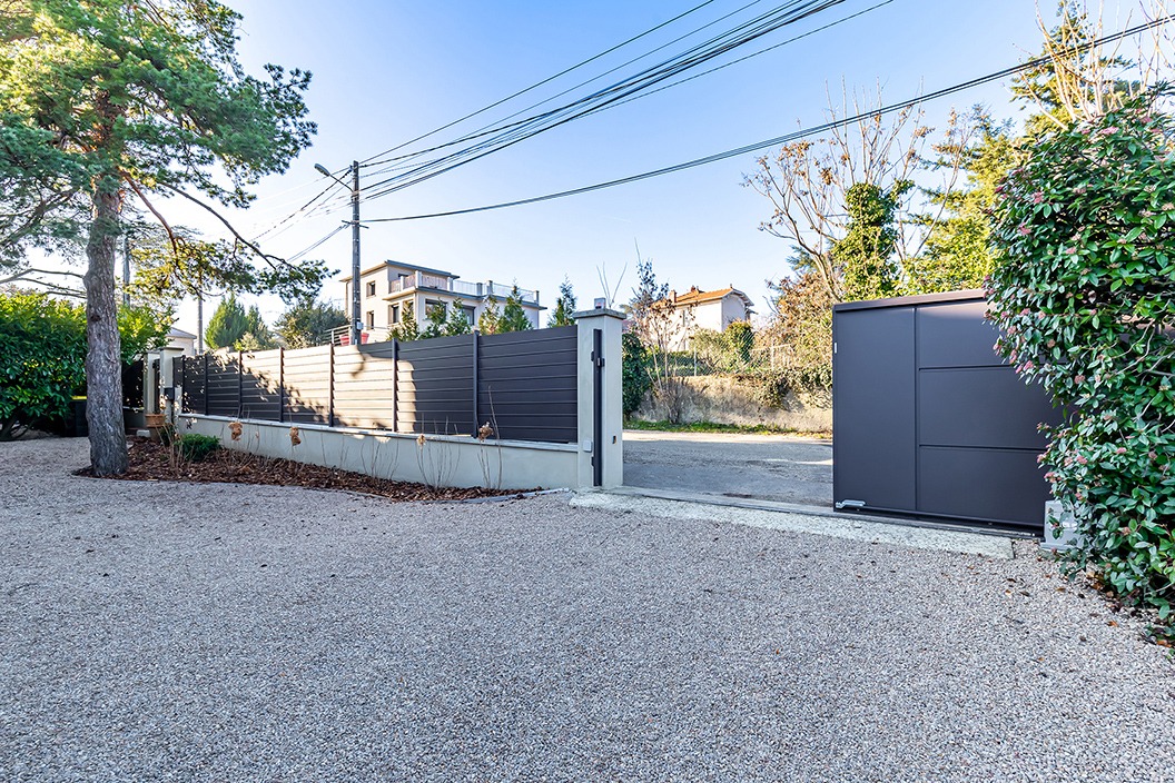 Portail coulissant alu gamme Quadra modèle C8 - RAL8019