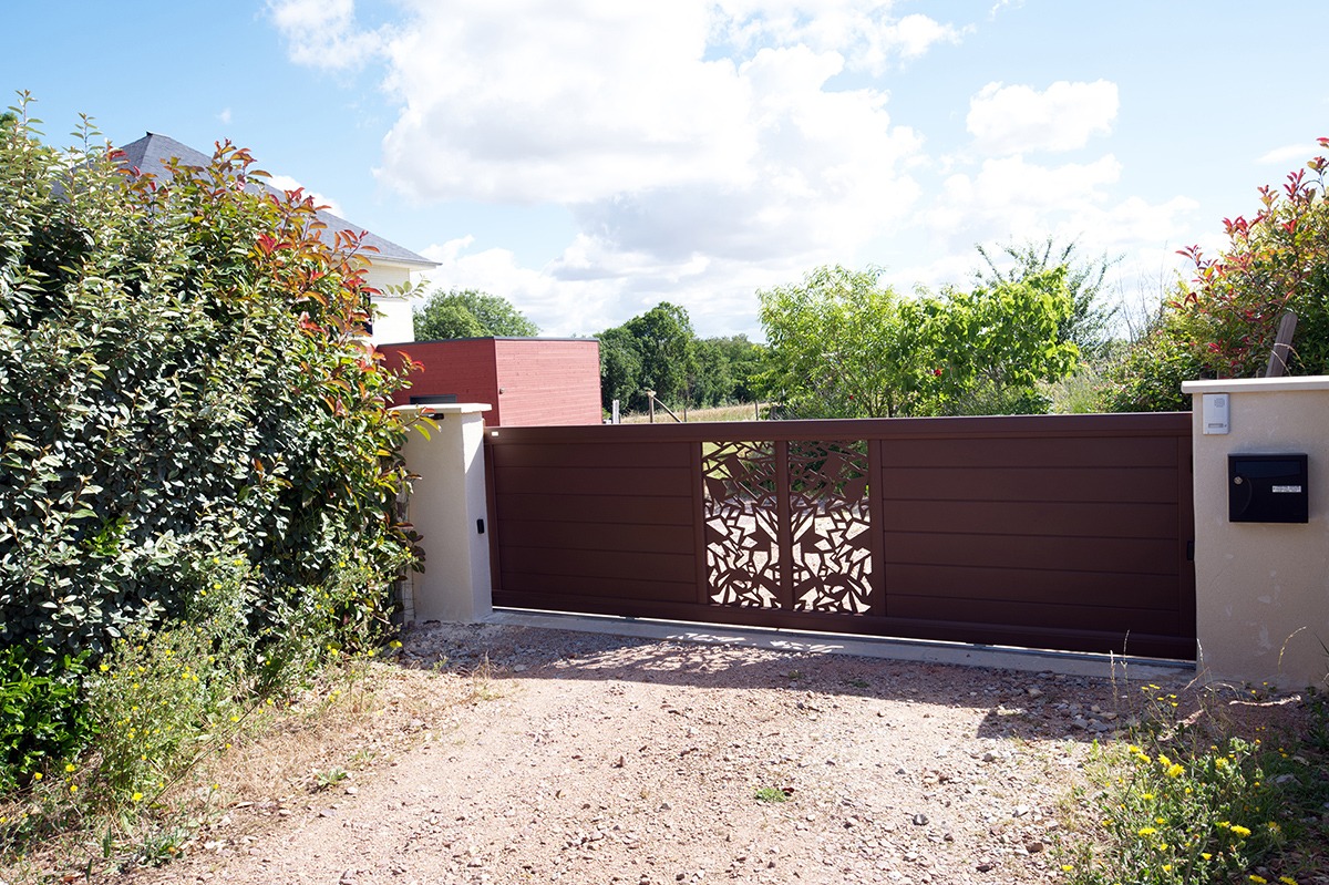 Portail coulissant alu gamme Signature modèle Aster 170 décor Futuriste - Rouille Mars