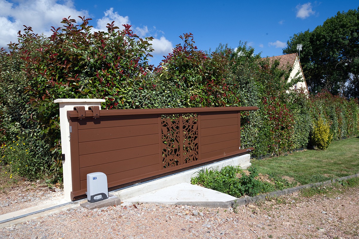 Portail coulissant alu gamme Signature modèle Aster 170 décor Futuriste - Rouille Mars