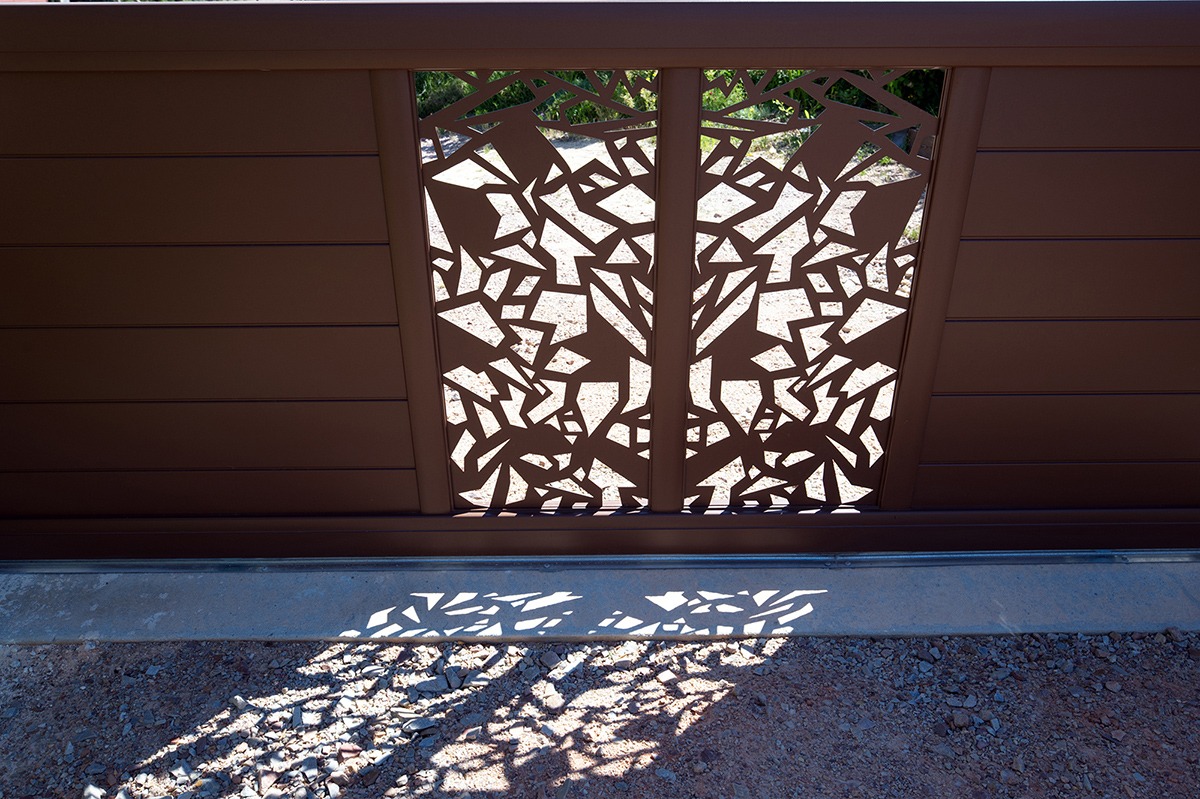 Portail coulissant alu gamme Signature modèle Aster 170 décor Futuriste - Rouille Mars