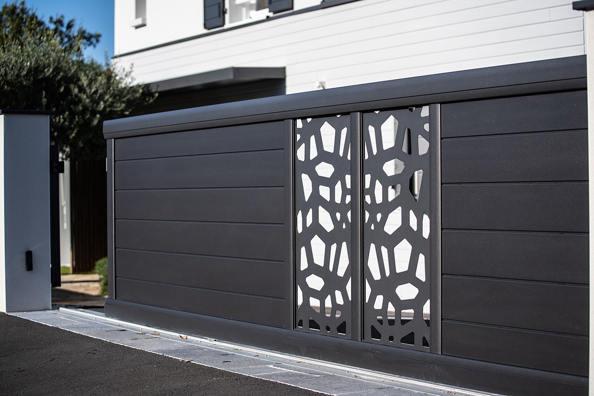 Portail coulissant alu gamme Signature modèle Aster 170 - RAL2100