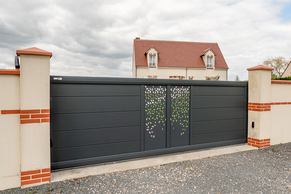 Portail coulissant alu gamme Signature modèle Aster 255 décor Dispersion - RAL7016