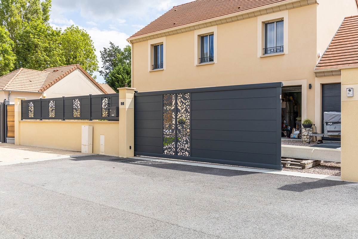 Portail coulissant alu gamme Signature modèle Aster 255 décor Dispersion - RAL7016