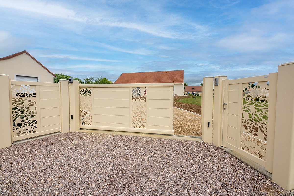 Portail coulissant alu gamme Signature modèle Mandinga 255 décor Futuriste - RAL1015