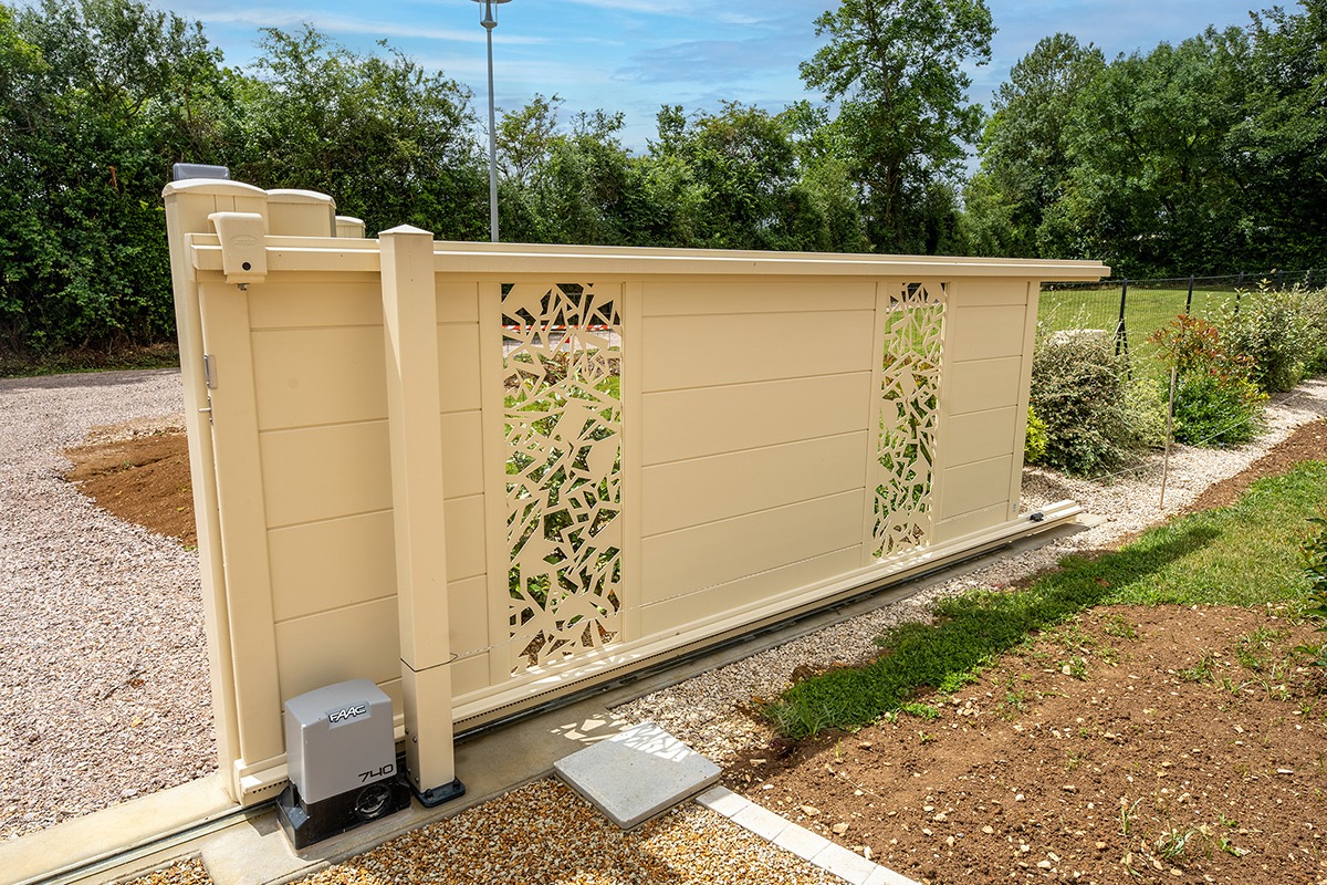 Portail coulissant alu gamme Signature modèle Mandinga 255 décor Futuriste - RAL1015