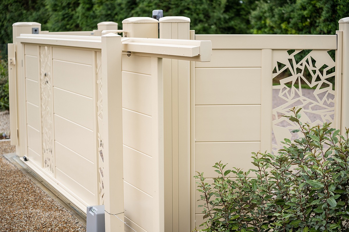 Portail coulissant alu gamme Signature modèle Mandinga 255 décor Futuriste - RAL1015