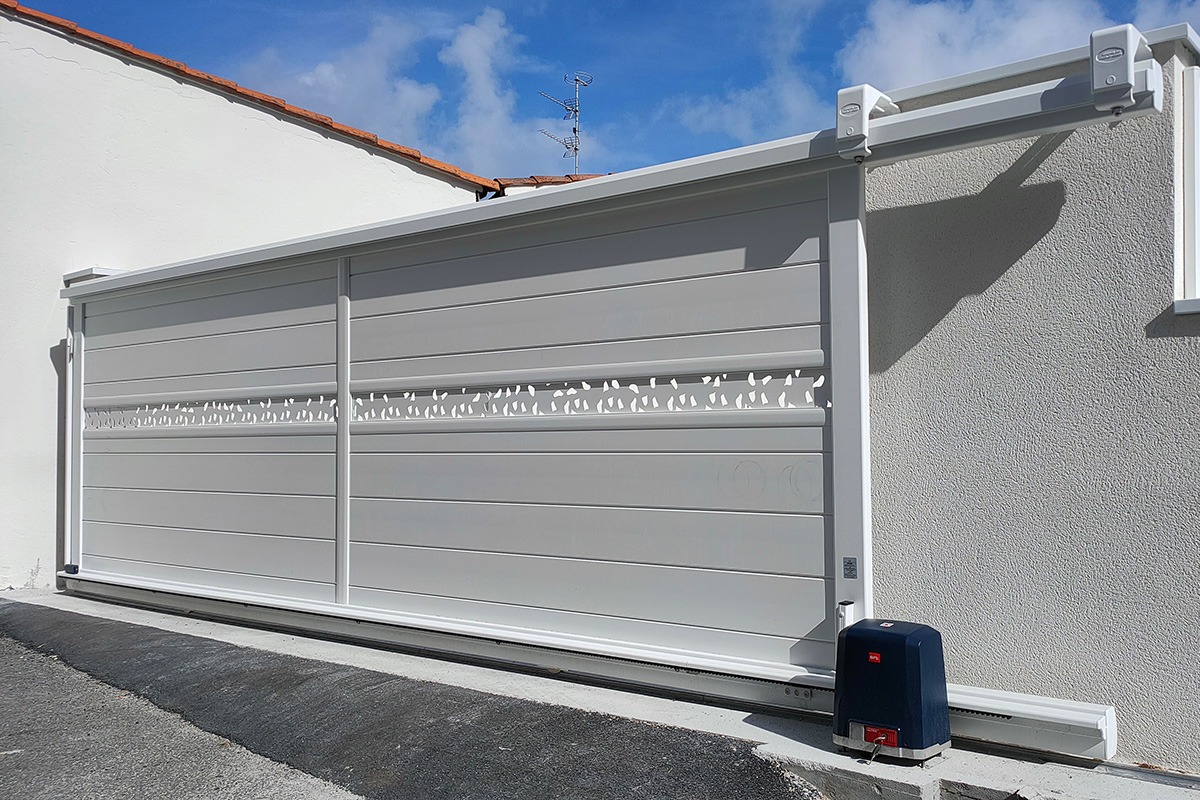 Portail coulissant alu gamme Signature modèle Nordica 170 décor Dispersion - RAL9016