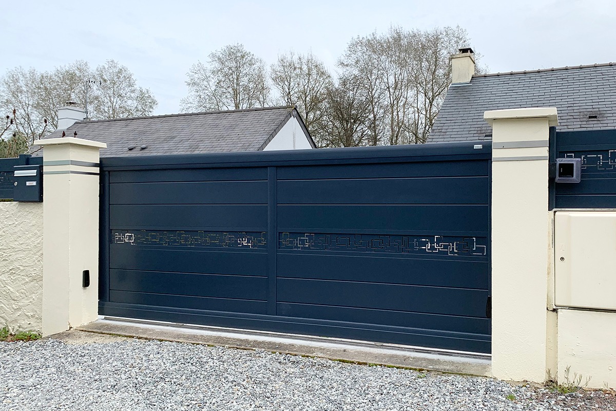 Portail coulissant alu gamme Signature modèle Nordica 170 décor Labyrinthe - Bleu canon