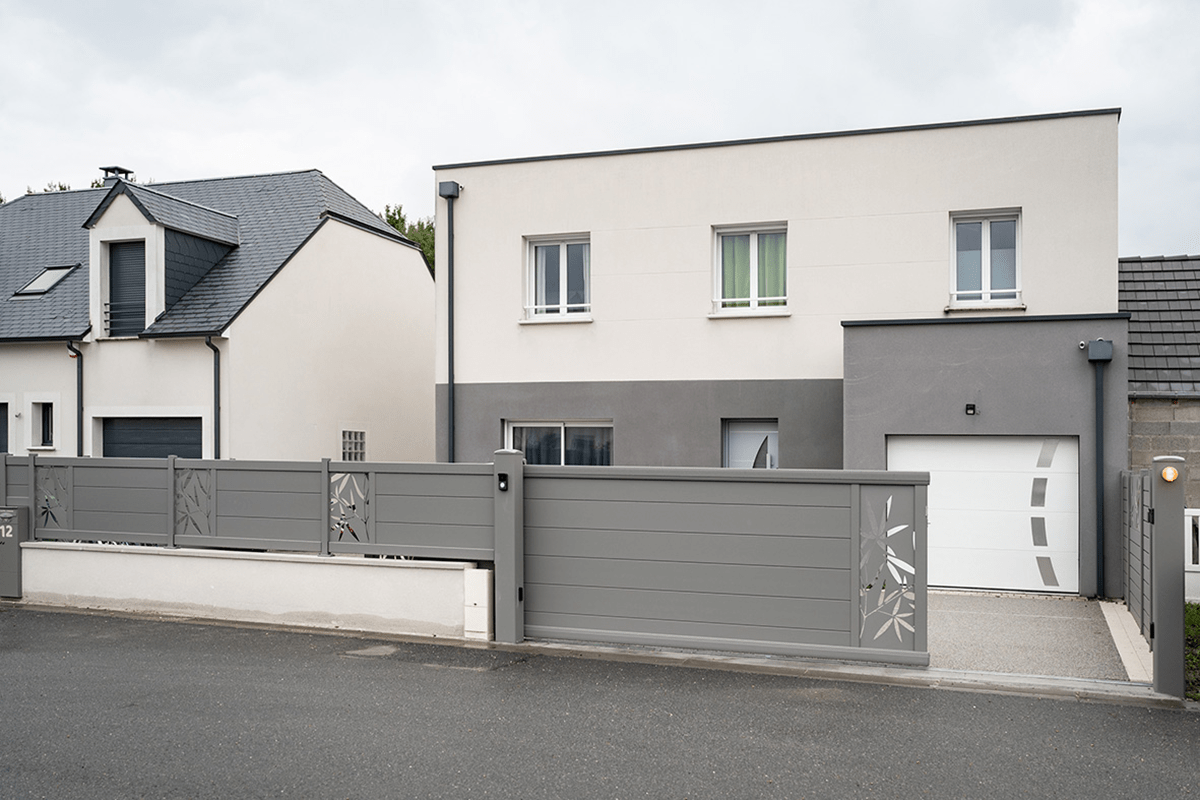 Clôture alu gamme Signature modèle Tahoma 255 décor Ramage - RAL9007