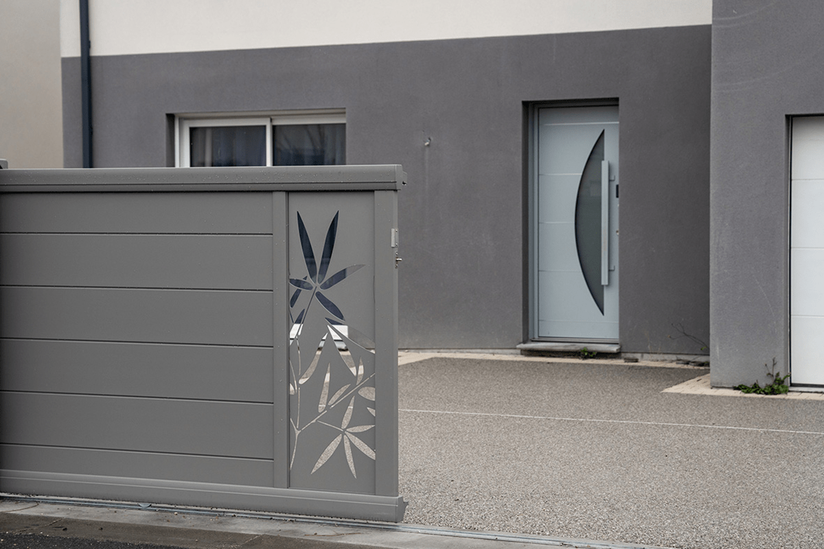 Portail coulissant alu gamme Signature modèle Tahoma 255 décor Ramage - RAL9007