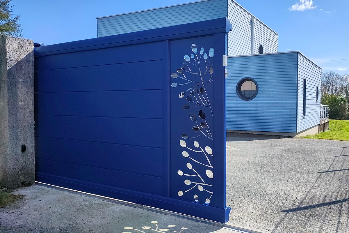 Portail coulissant alu gamme Signature modèle Tahoma 255 décor Rêverie - RAL5003