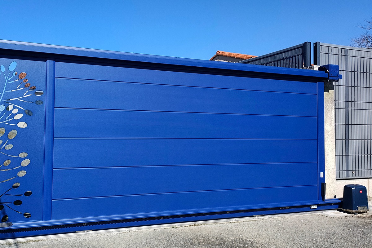 Portail coulissant alu gamme Signature modèle Tahoma 255 décor Rêverie - RAL5003