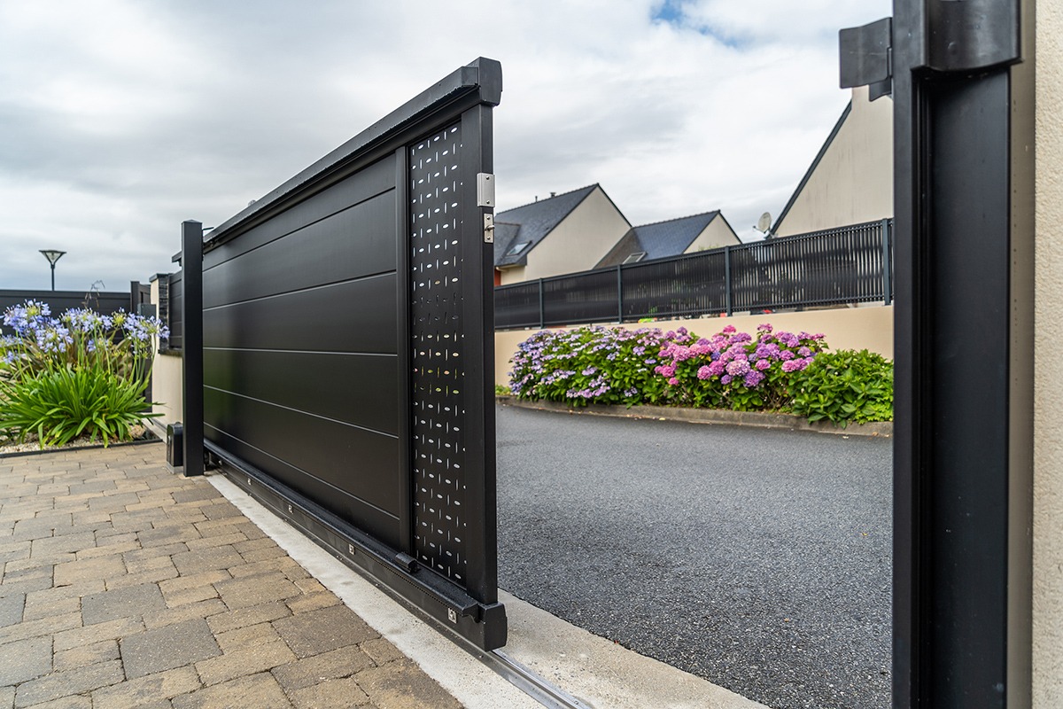 Portail coulissant alu gamme Signature modèle Tahoma 255 décor tôle Ellipse - RAL9005