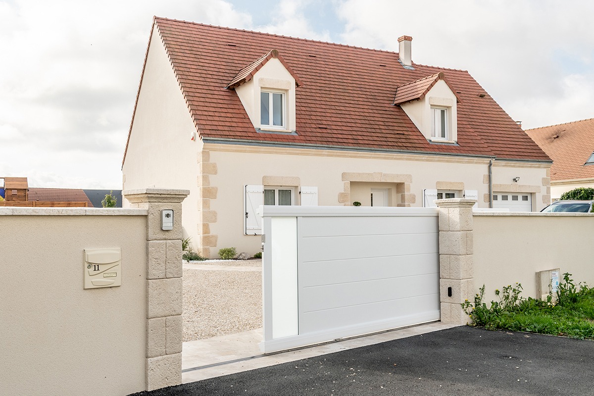 Portail coulissant alu gamme Signature modèle Tahoma 255 décor vitrage opale - RAL9016