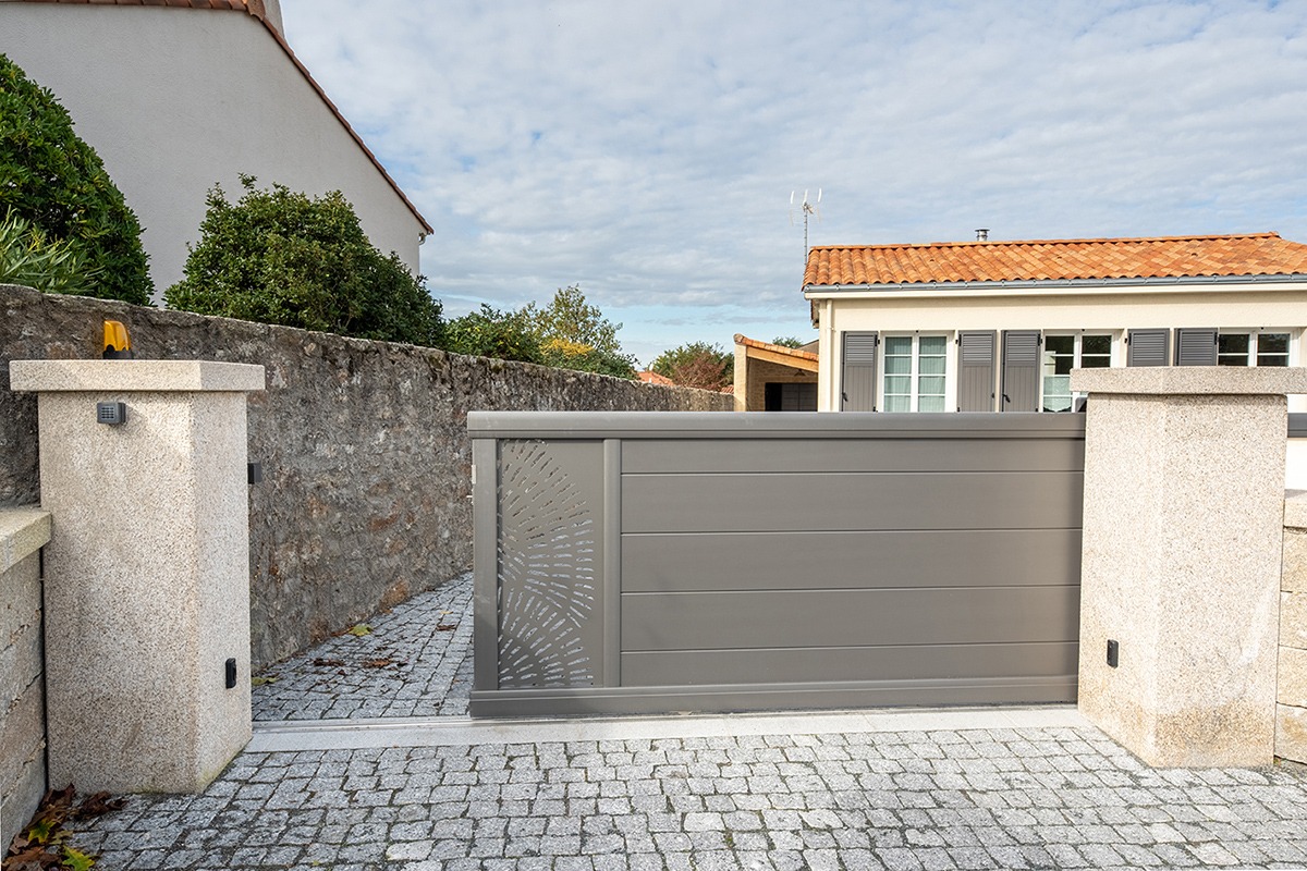 Portail coulissant alu gamme Signature modèle Tahoma 255 - RAL2900