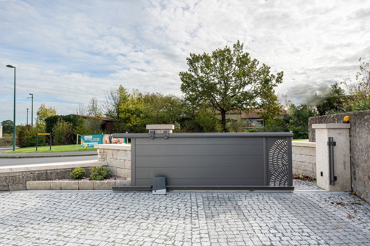 Portail coulissant alu gamme Signature modèle Tahoma 255 - RAL2900