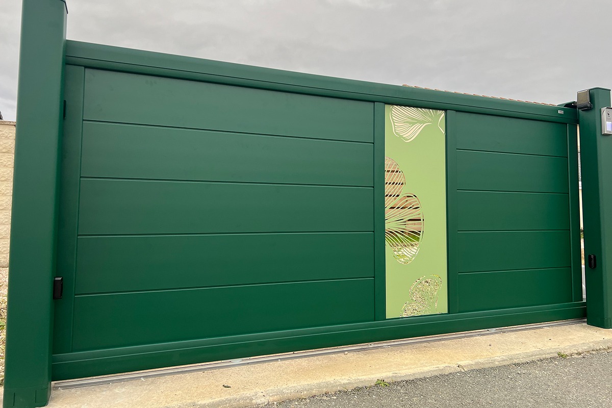 Portail coulissant alu gamme Signature modèle Times 255 décor Ombrage - RAL6021