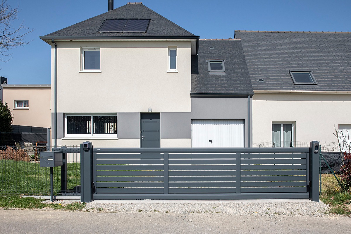 Portail coulissant alu gamme Signature modèle Tramontane 100 - RAL7016