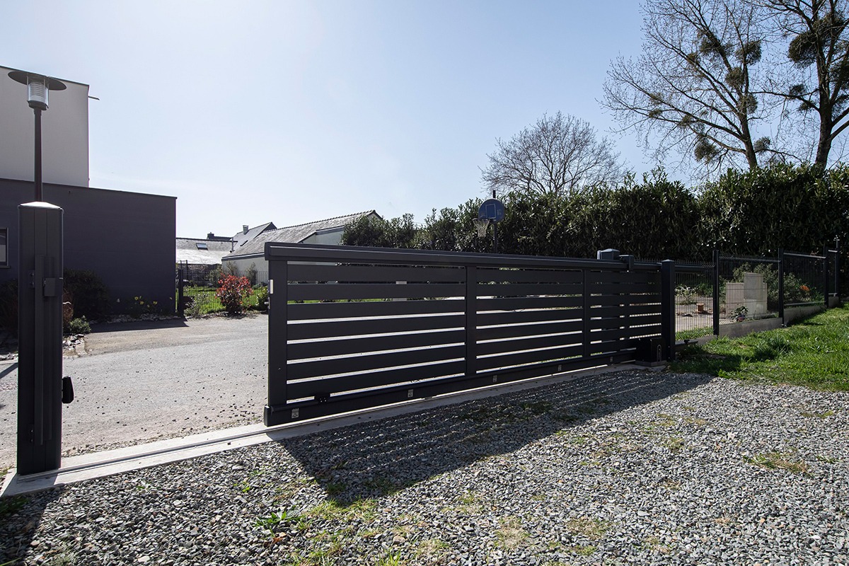 Portail coulissant alu gamme Signature modèle Tramontane 100 - RAL7016