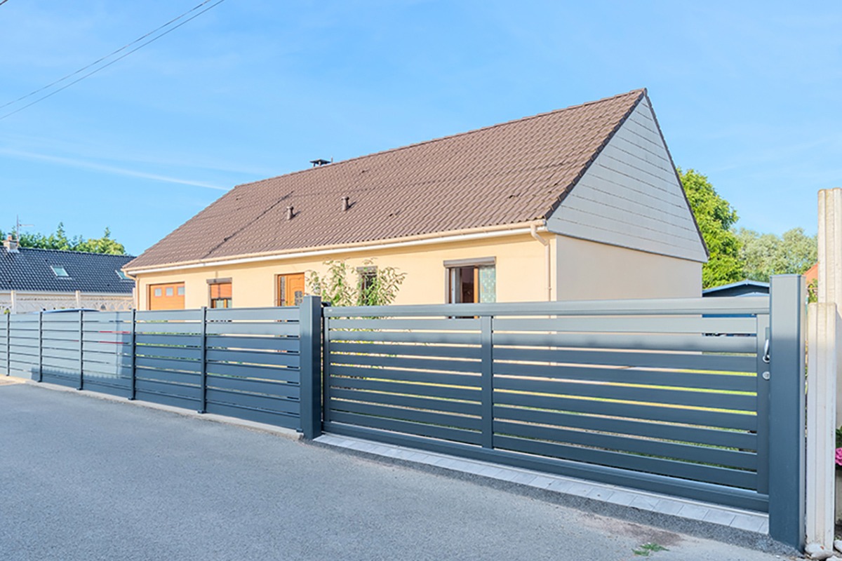 Portail coulissant alu gamme Signature modèle Tramontane 100 - RAL7016