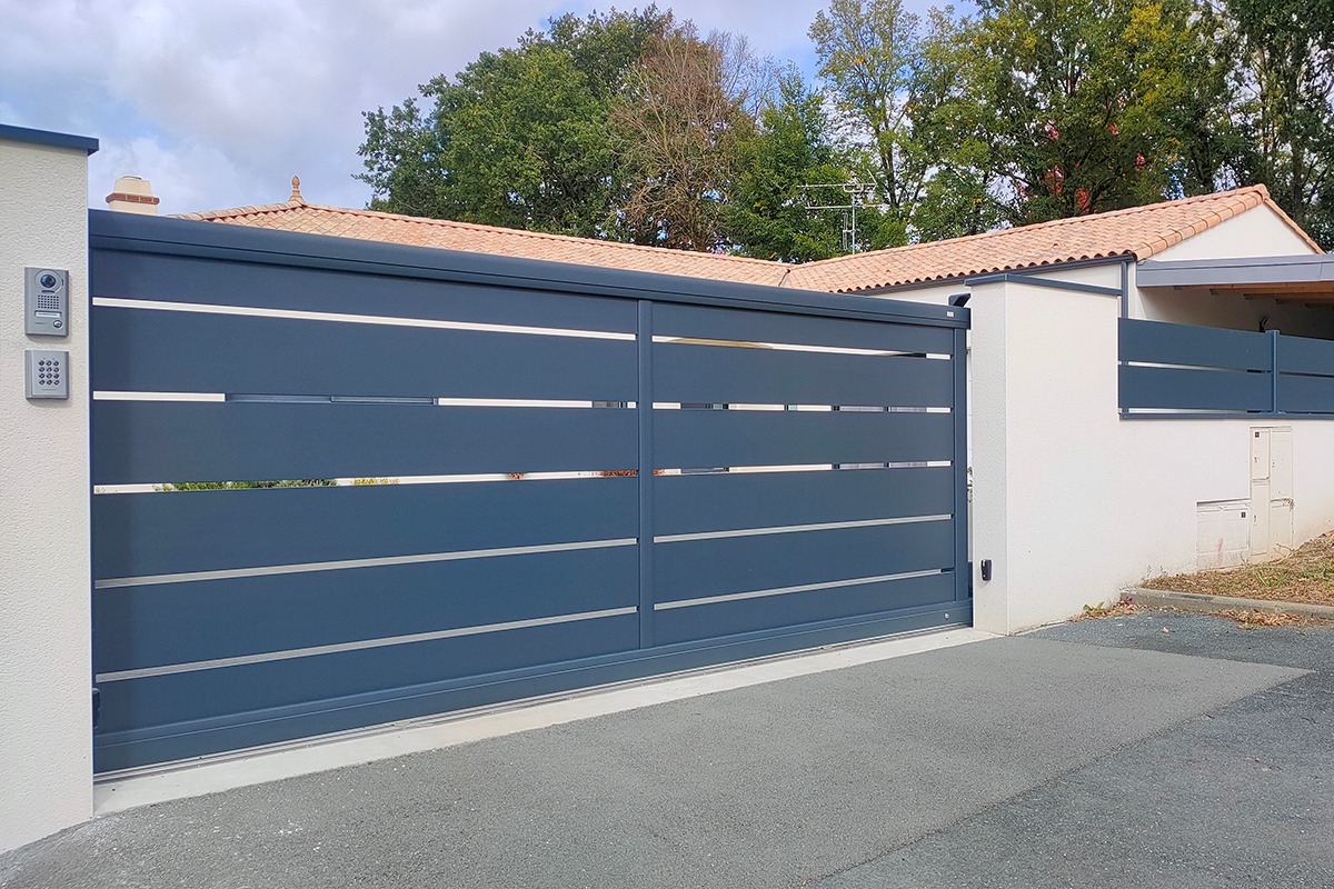 Portail coulissant alu gamme Signature modèle Tramontane 250 - RAL7016