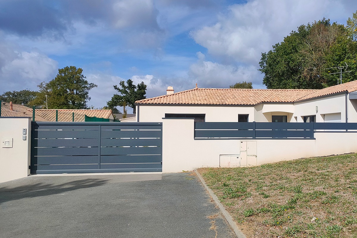 Portail coulissant alu gamme Signature modèle Tramontane 250 - RAL7016