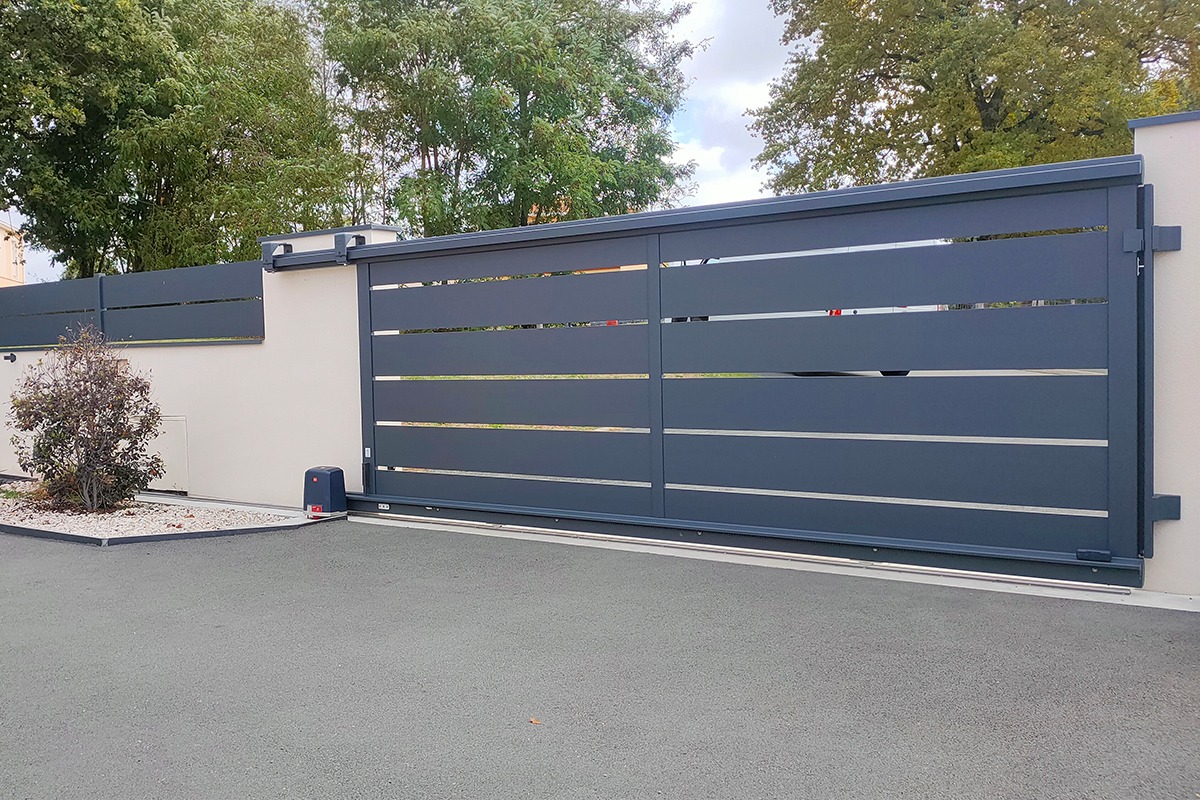 Portail coulissant alu gamme Signature modèle Tramontane 250 - RAL7016