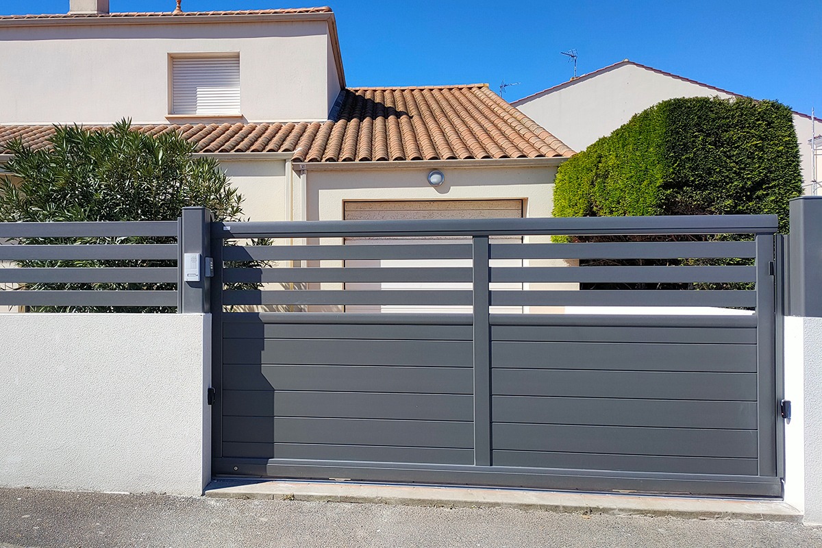 Portail coulissant alu gamme Signature modèle Zéphir 100H 170B - RAL2900