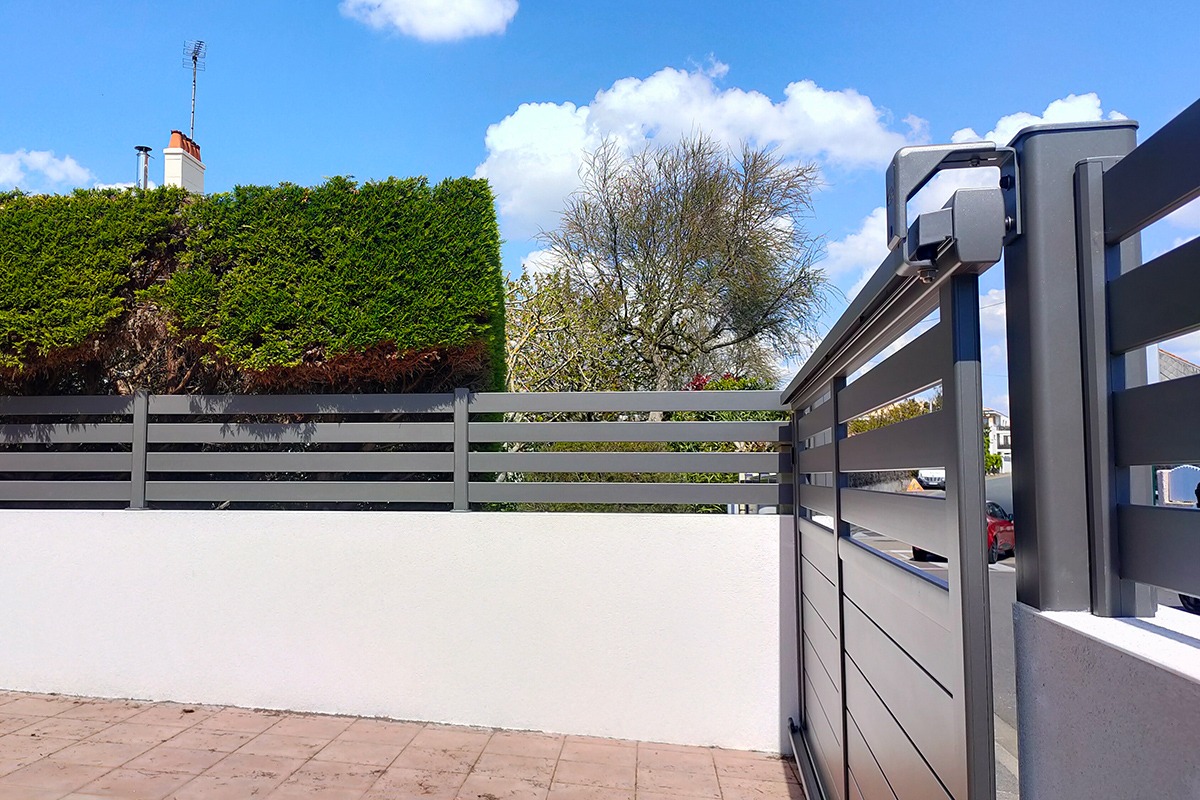 Portail coulissant alu gamme Signature modèle Zéphir 100H 170B - RAL2900