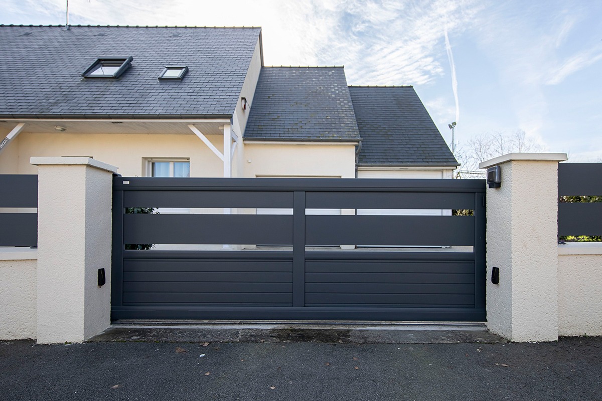 Portail coulissant alu gamme Signature modèle Zéphir 250H 85B - RAL7016