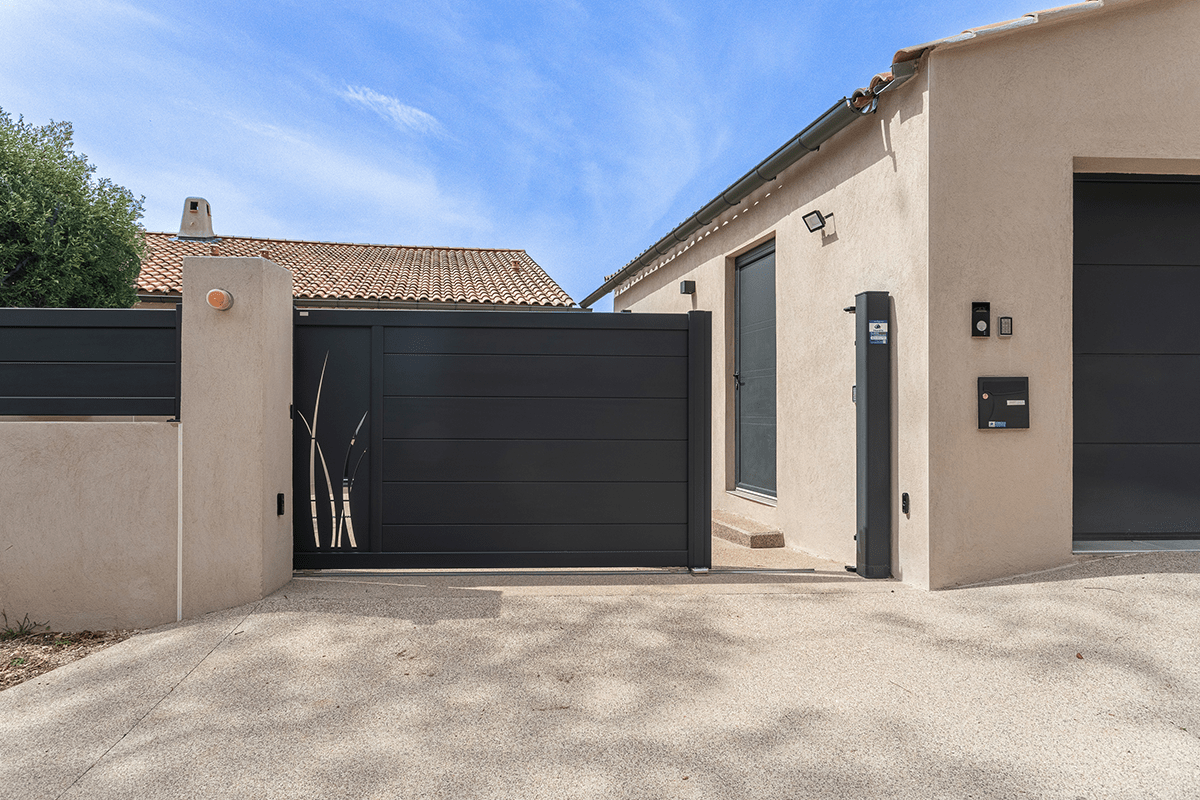 Portail coulissant avec portillon intégré Signature Tahoma lames 255 RAL 7016 décor Herbage