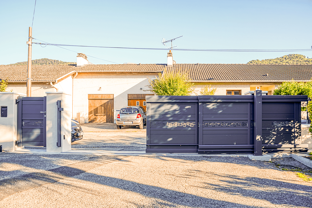 Portail télescopique Signature Verdana lames 255 RAL 7016 décor Labyrinthe