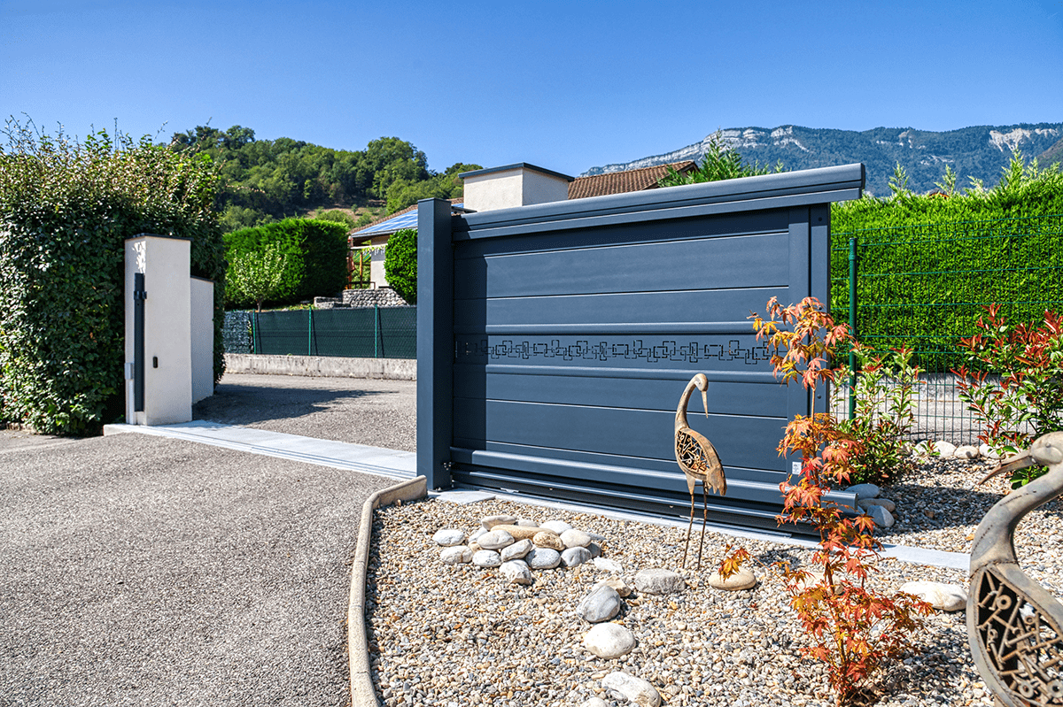 Portail télescopique Signature Verdana lames 255 RAL 7016 décor Labyrinthe