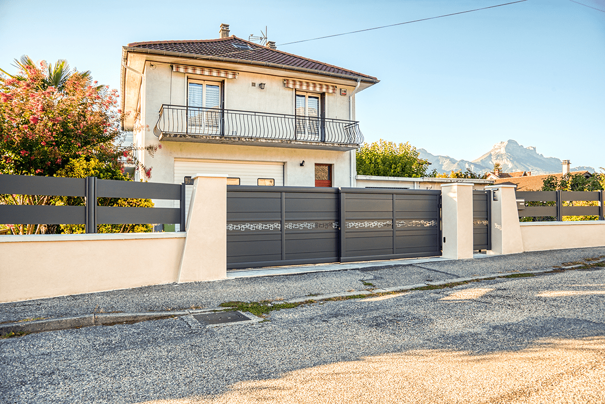 Portail télescopique Signature Verdana lames 255 RAL 7016 décor Labyrinthe